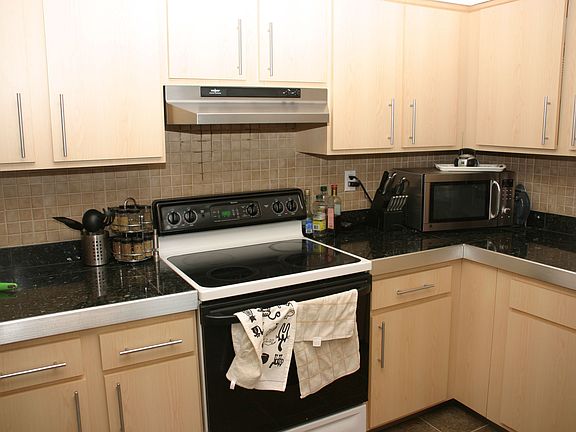 upgraded kitchen w.granitt