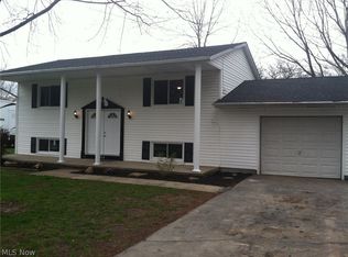 949 Dillewood St, Sheffield Lake, OH 44054