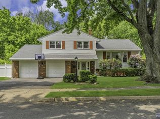 23 Pepperidge Rd, Paramus, NJ 07652