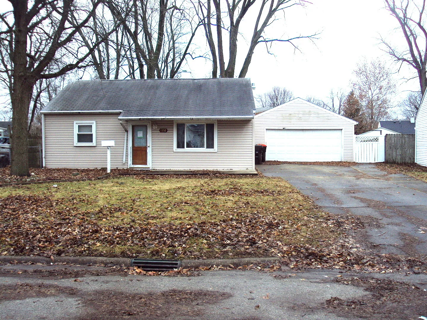 1352 Sunset Dr photo 1