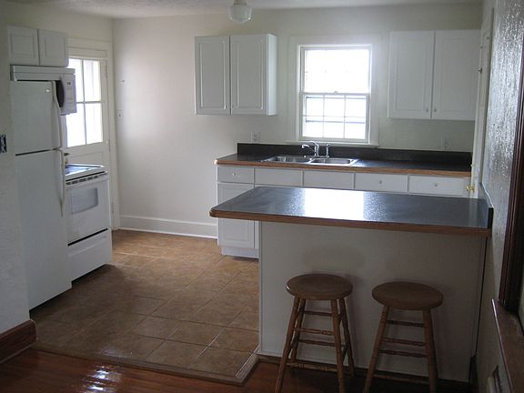 Kitchen & breakfast bar