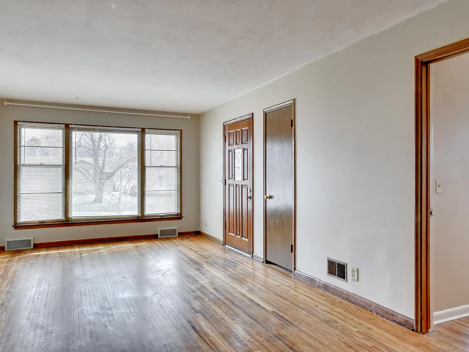 3 bed, 1100 sqft, $1,575 — Photo 3