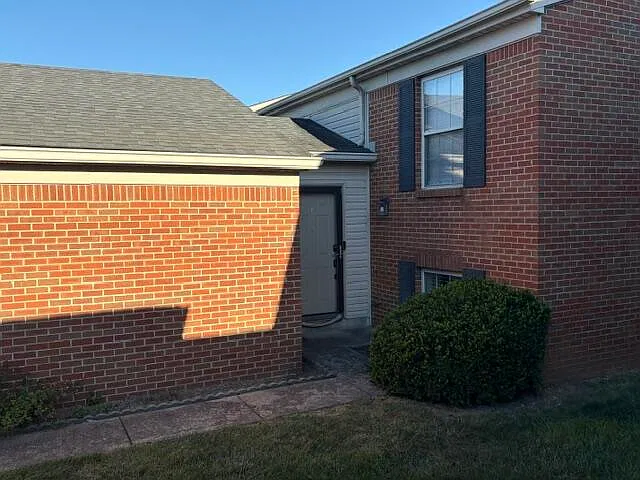 2 bed, 1.5 bath, 1050 sqft, $1,600 — Photo 3