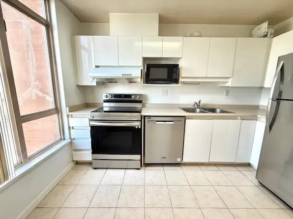 4657 Hazel St #1101, Burnaby, BC V5H 4R2
