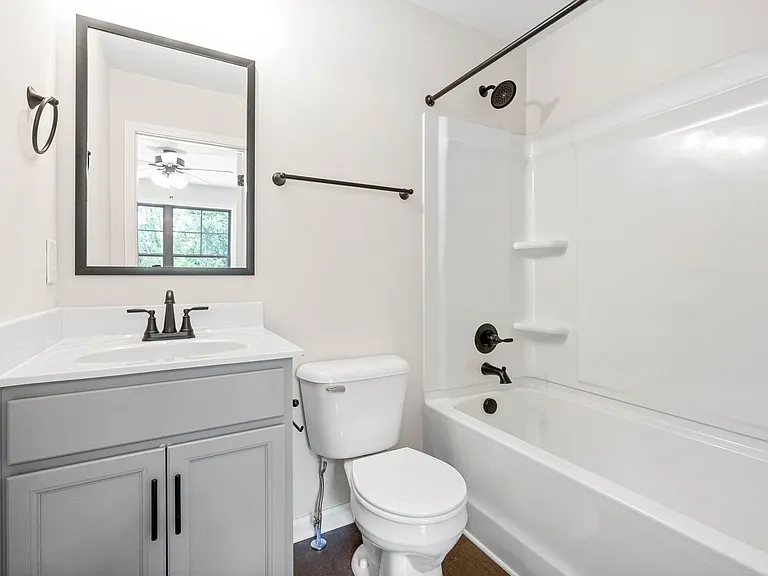 Greenwood Ave - 925 — Photo 18