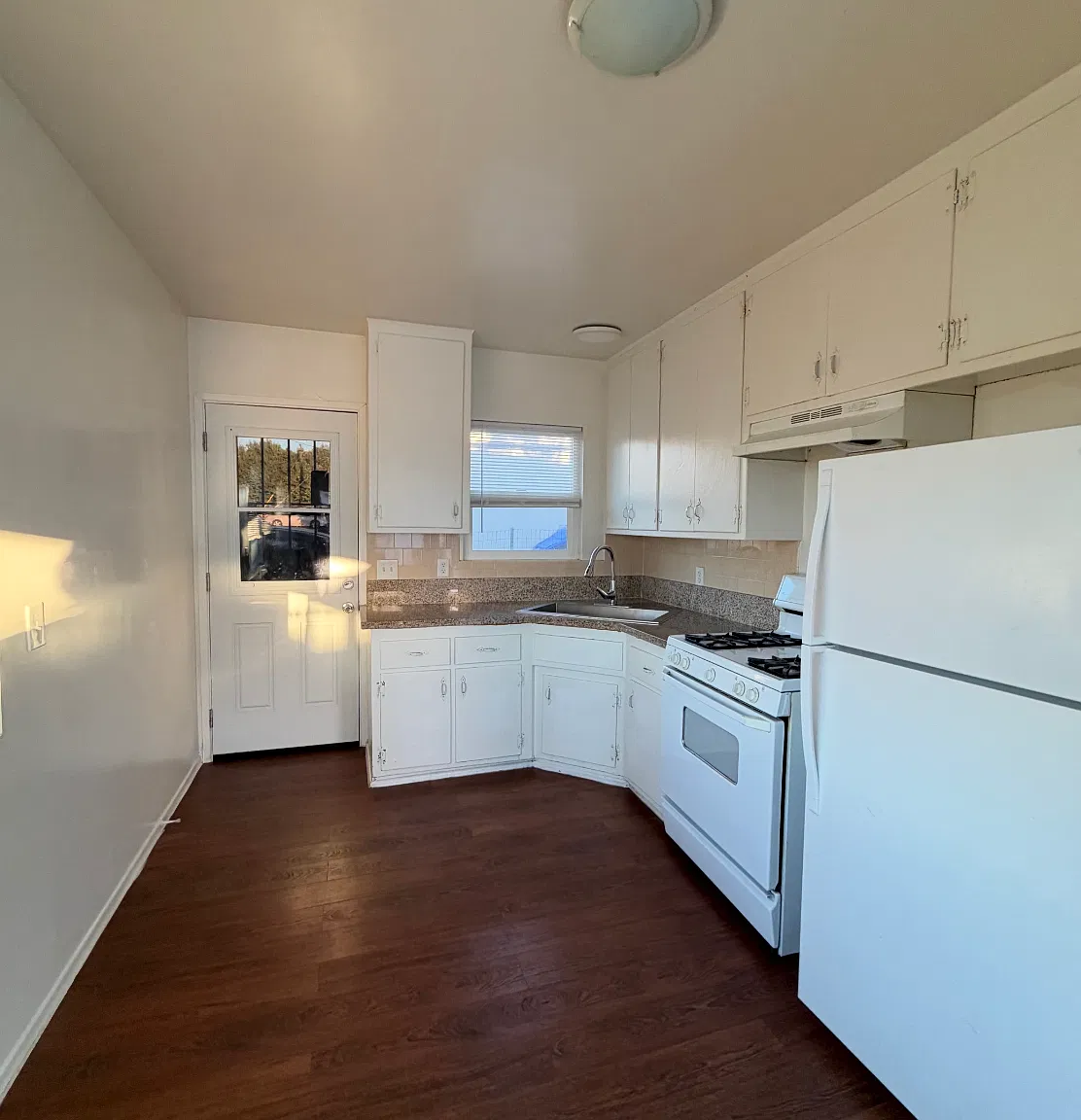 2 bed, 900 sqft, $1,900 — Photo 4