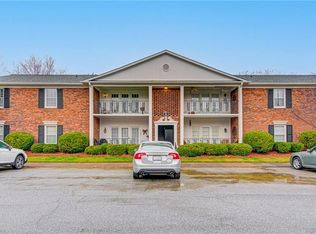 6 Fountain Manor Dr, Greensboro, NC 27405