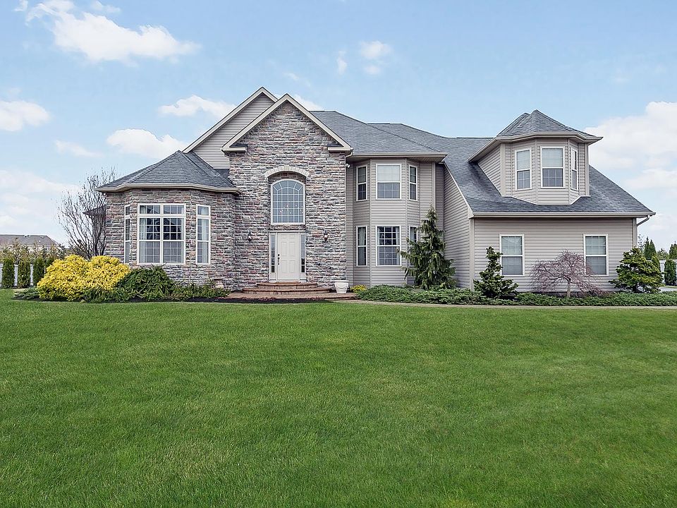 1st image of 7 Sherwood Dr
