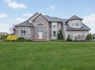 7 Sherwood Dr, Shoreham, NY 11786