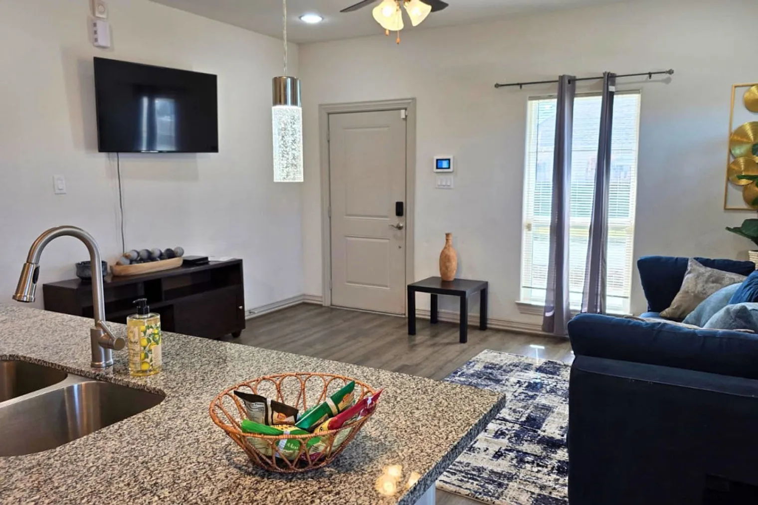 2 bed, 2.0 bath, 1001 sqft, $1,590 — Photo 2