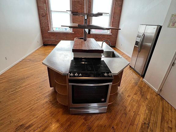 3rd image of 1920 Wyandotte St APT 3