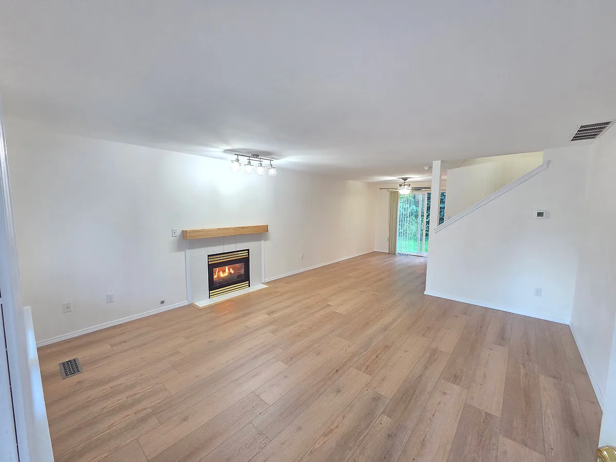 Building Photo - 2610 Lake Dr #A