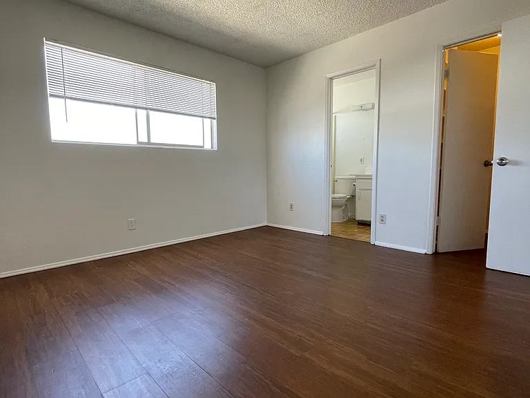 4264 Euclid Ave #6 — Photo 12