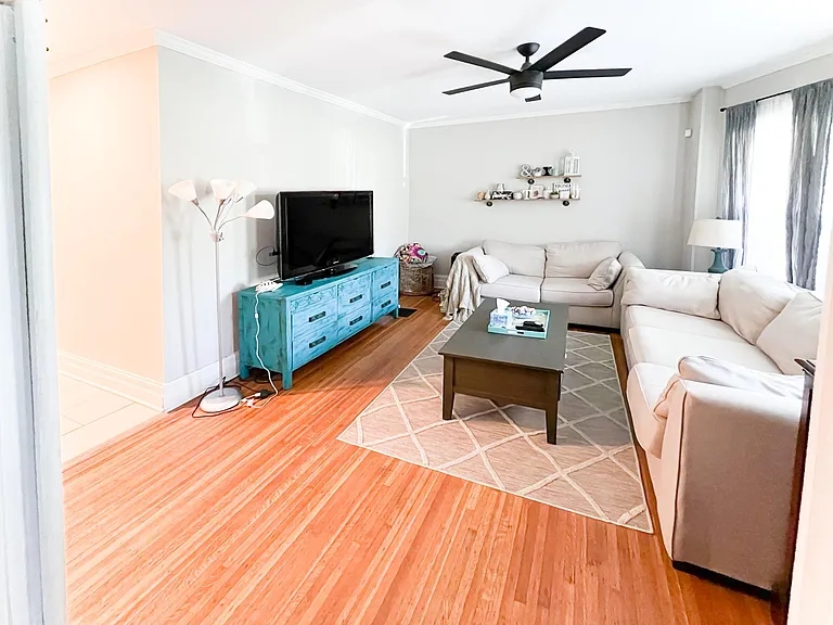 200 Laburnam Cres #1 — Photo 4