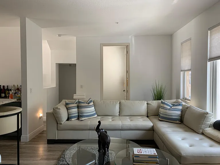 574 NW 35th Pl — Photo 7