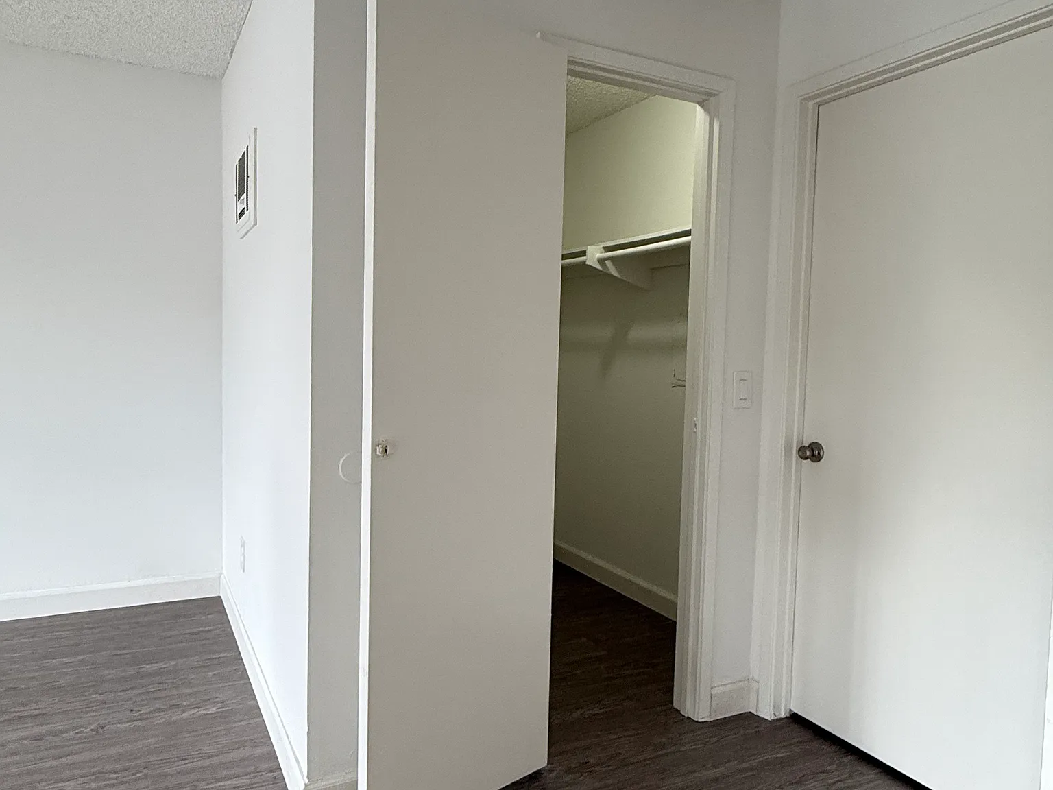 3 bed, 1050 sqft, $3,309 — Photo 2