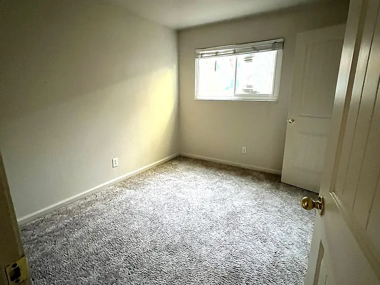 1143 W 1st St — Photo 11