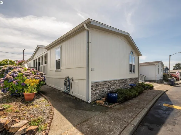 97940 W Benham Ln APT 4, Brookings, OR 97415