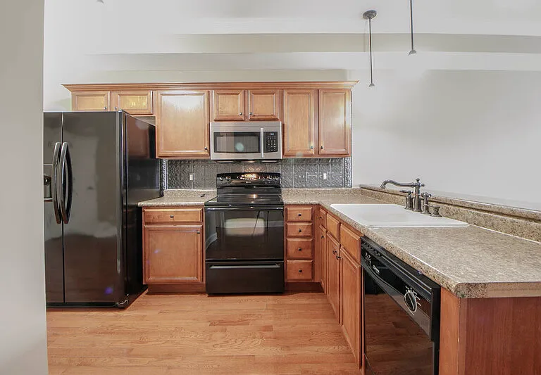 605 Anderson Dr — Photo 4