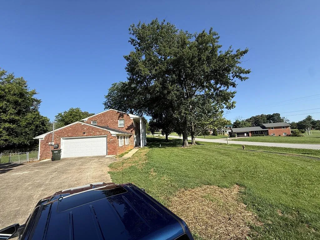 1032 Sunset Dr — Photo 2