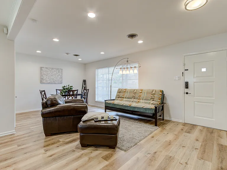 502 Downshire Dr — Photo 4