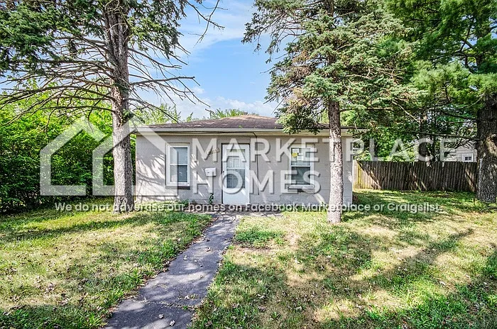 3 bed, 1.0 bath, 1052 sqft, $1,395 — Photo 2