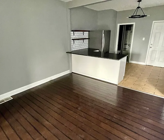 1335 W 61st St #2 — Photo 5