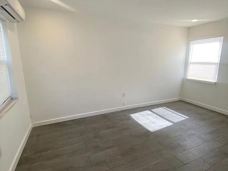 14280 NE 6th Ave #1 — Photo 7