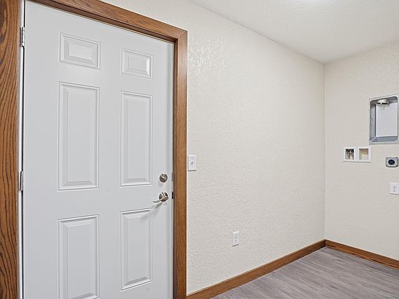 4th image of 103 E Logan St
