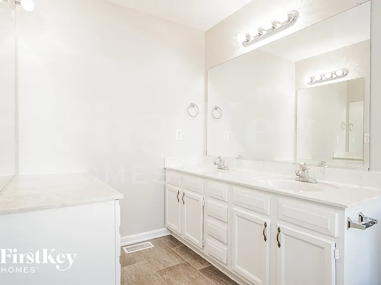 8 Whitaker Pl — Photo 11