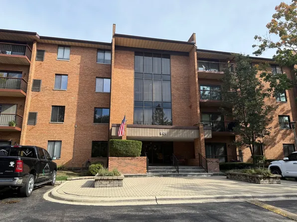 801 79th St APT 310, Darien, IL 60561