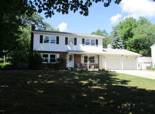 909 Seminole Ave, Ludington, MI 49431