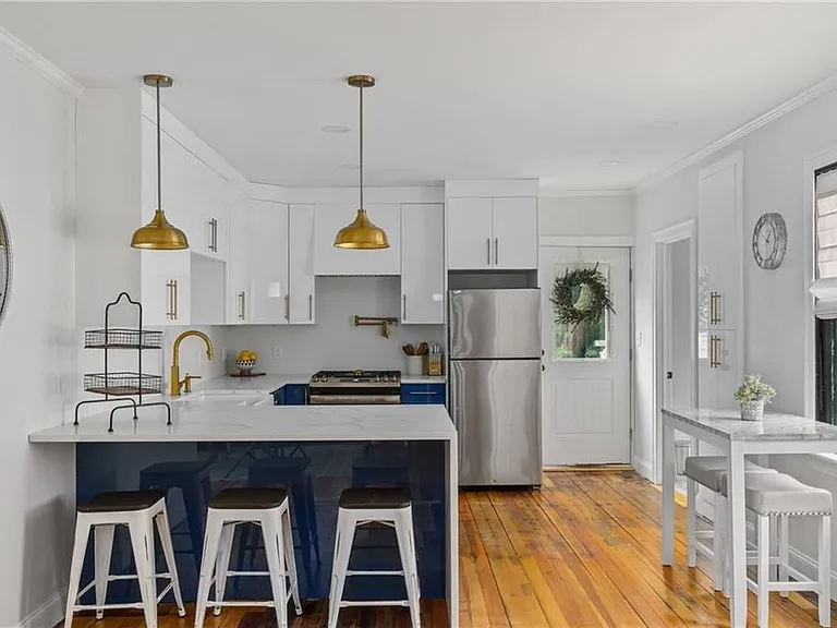 11 Sunshine Ct — Photo 2