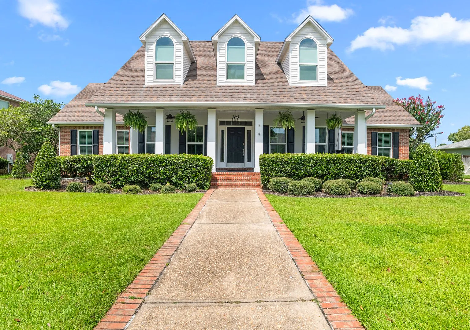 Gorgeous Luxury Pool Home in the Desirable Brittany Forge Neighborhood — Photo 1