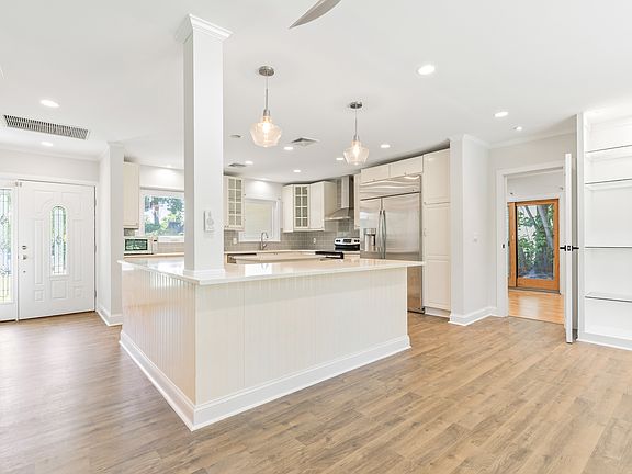 4th image of 17 Soundview Ave