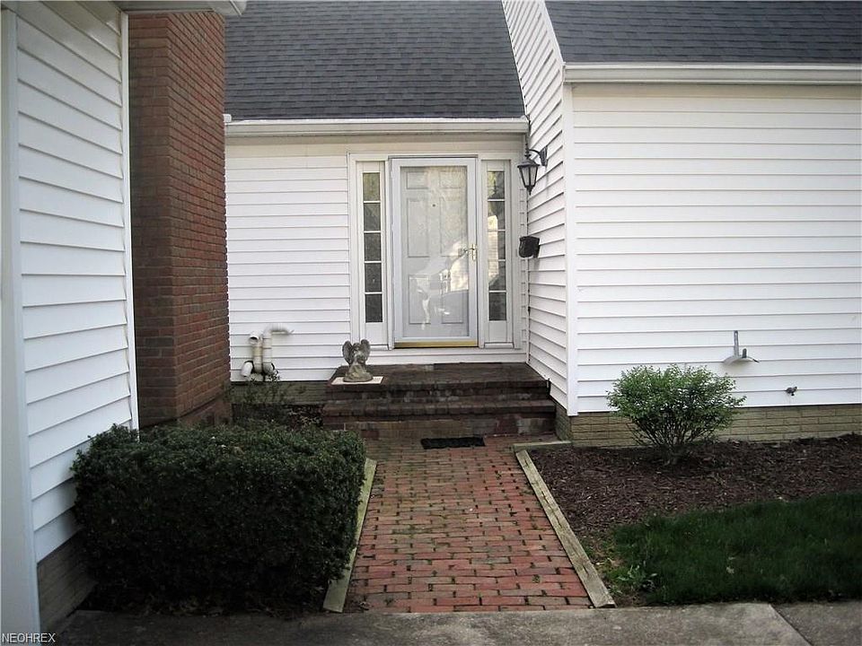 1st image of 32 Ironwood Dr