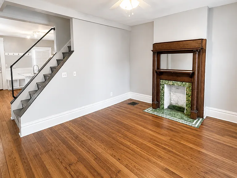 390 E Whittier St — Photo 1