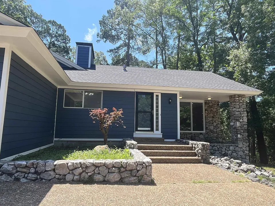 4 bed, 2.5 bath, 2889 sqft, $2,000 — Photo 1