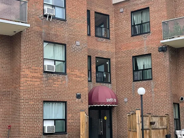 1055 B Forestwood Dr #126, Mississauga, ON L5C 2T8
