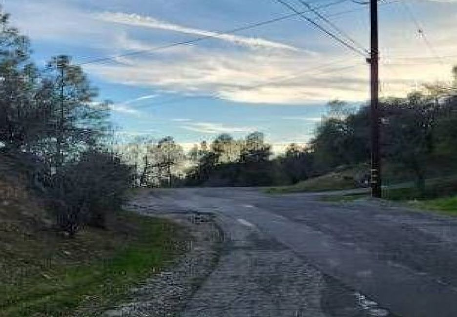 Exterior Neighborhood (street photo)