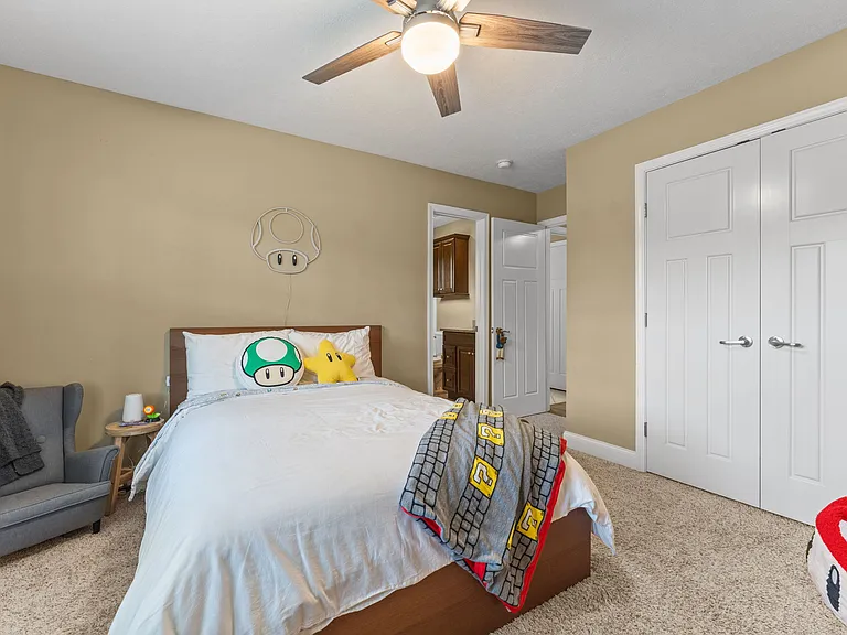 155 Devon Cir — Photo 37