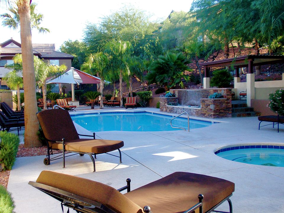 24/ 7 heated Pool & Spa