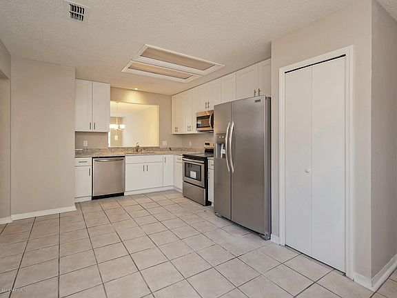 3rd image of 3044 Cobblewood Ln W