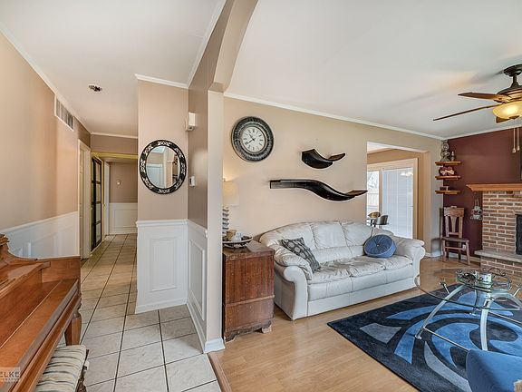Beautiful entryway, open floor plan.