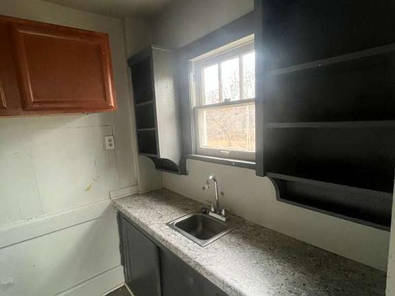 5th image of 139 1/2 S Lowry St