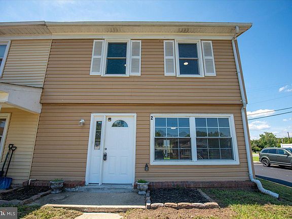 3rd image of 2 Park Square Ct
