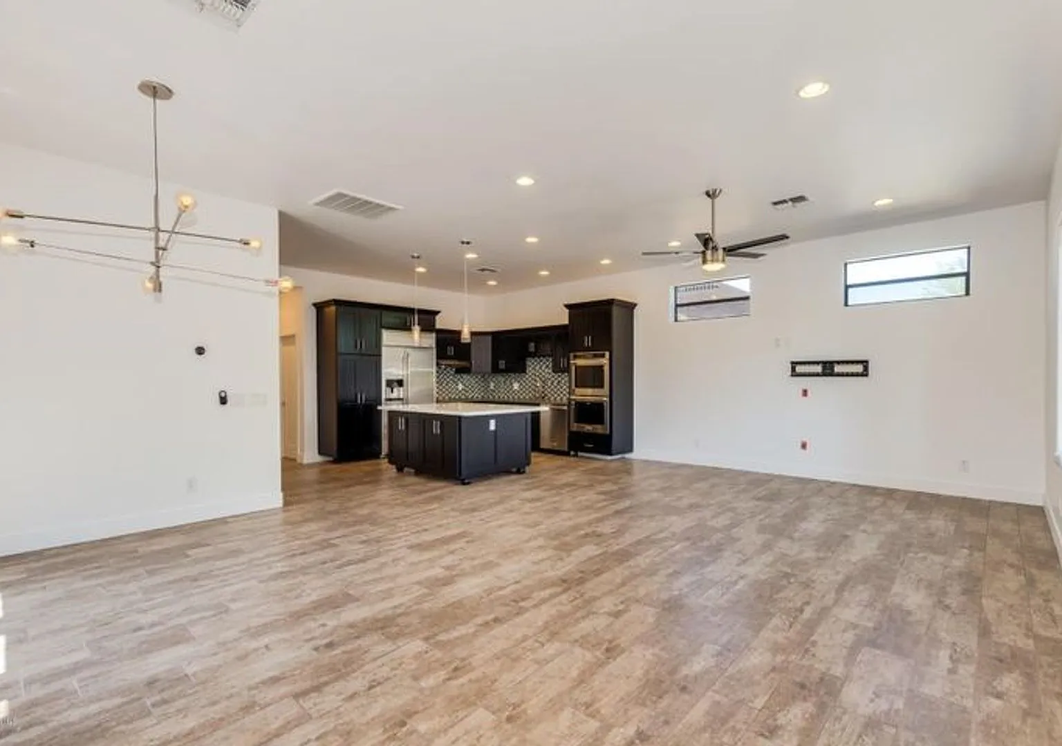 Beautiful 3 bed / 2 bath home with guest casita in the desirable Whitton District — Photo 4