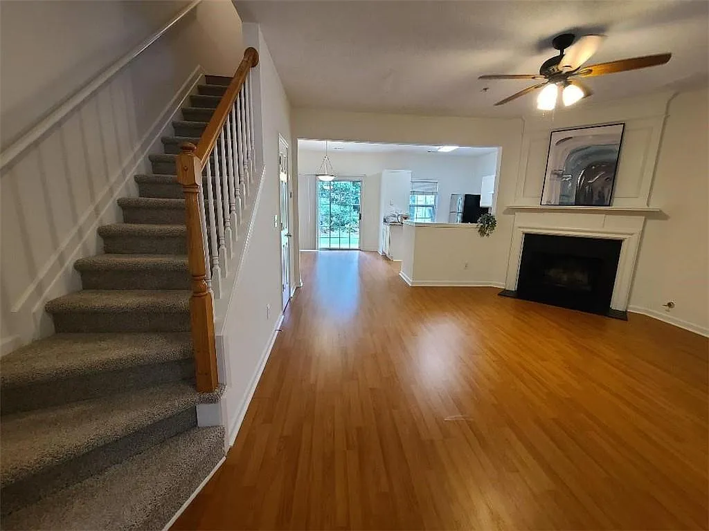 2 bed, 2.5 bath, 1218 sqft, $2,200 — Photo 2