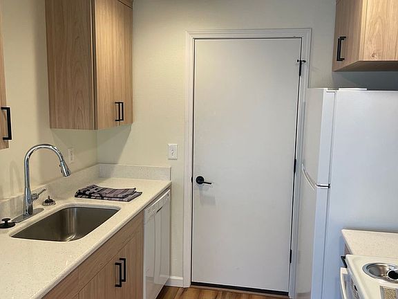 5th image of 640-642 S Broad St #640