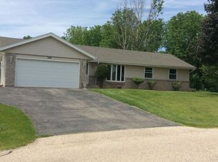 209 Pembroke Rd SW, Poplar Grove, IL 61065